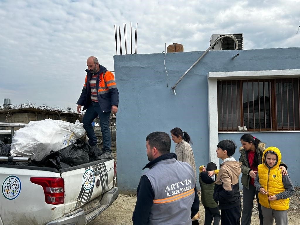 HATAY'DA ENKAZ KALDIRMA VE BÖLGESİNDE BULUNAN ARTVİN İL ÖZEL İDARESİ EKİPLERİ, KALDIRILAN ENKAZ HAFRİYAT DÖKÜM SAHASINDA BULDUKLARI 158 BİN 550 TL NAKİT PARAYI TUTANAK ALTINA ALARAK GÜVENLİK GÜÇLERİNE TESLİM ETTİ