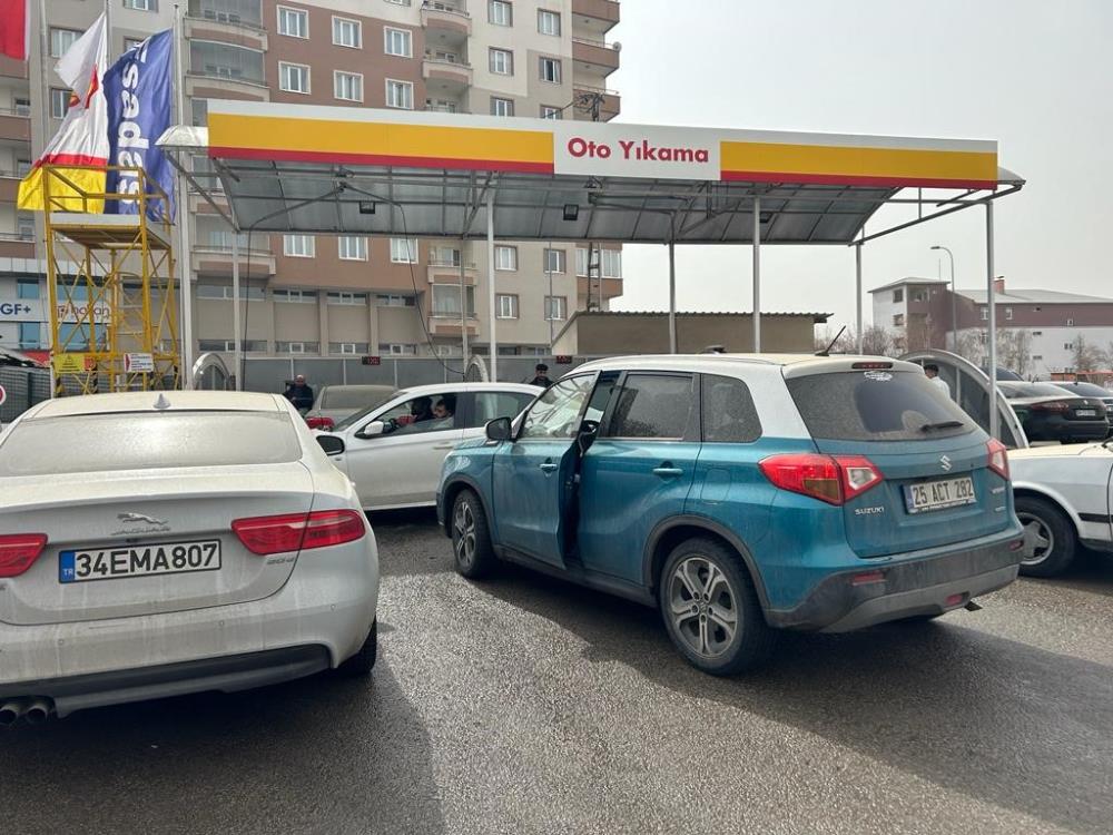 ERZURUM GENELİNDE ÇAMUR YAĞMASI SONUCU ARAÇLAR TOZA BÜRÜNDÜ. ARAÇ ŞOFÖRLERİ İSE OTO YIKAMALARIN ÖNLERİNDE SIRALAR OLUŞTURDU