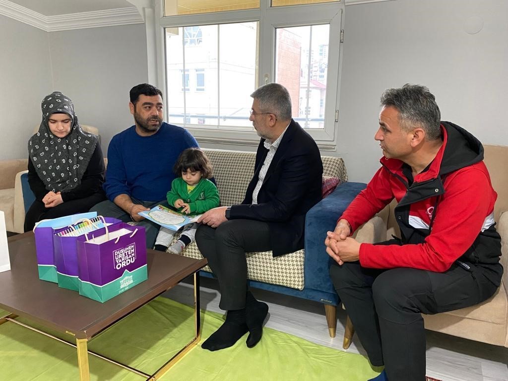 ORDU BÜYÜKŞEHİR BELEDİYESİ, DEPREMLERDEN ETKİLENEN AFETZEDELERİN GEÇİCİ BARINMA İHTİYAÇLARINI GİDERMEK İÇİN BAŞLATILAN "EVİM YUVAN OLSUN" KAMPANYASINA DESTEK VERDİ. 20 EV DEPREMZEDELERİN KULLANIMINA AÇILDI