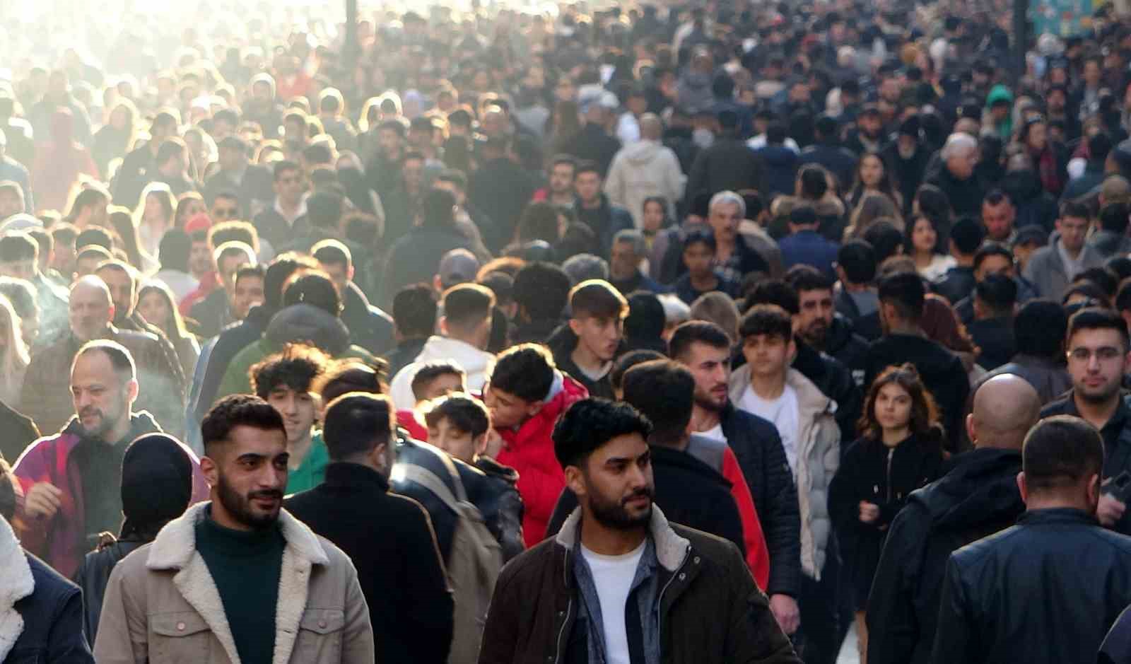 TÜRKİYE İSTATİSTİK KURUMU'NUN (TÜİK), BUGÜN YAYINLADIĞI İSTATİSTİKLERLE TÜRKİYE NÜFUSUNUN YÜZDE 49,9'UNU KADINLAR, YÜZDE 50,1'İNİ ERKEKLER OLUŞTURDUĞUNU AÇIKLADI