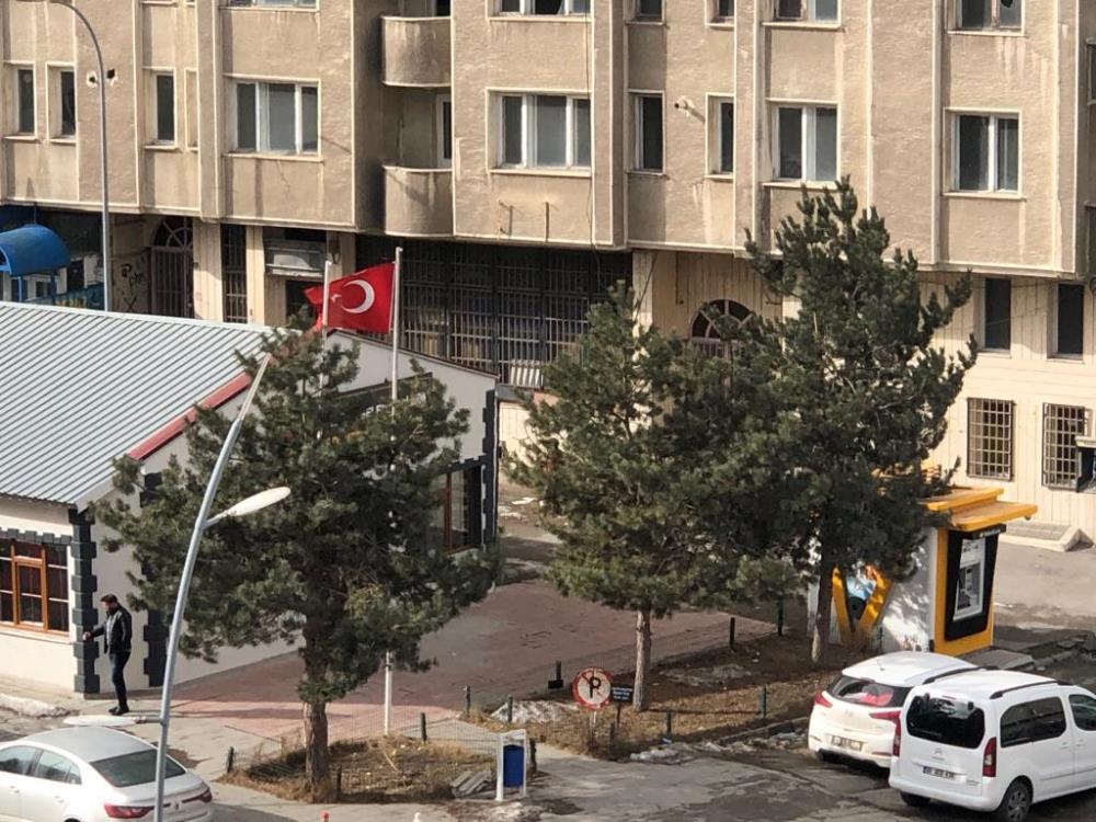 ERZURUM'DA ETKİLİ OLAN RÜZGAR VE FIRTINA HAYATI OLUMSUZ YÖNDE ETKİLİYOR.GECE SAATLERİNDE BAŞLAYAN ŞİDDETLİ FIRTINA GÜNE BAŞLARKEN DE DEVAM ETTİ. LAMBA DİREKLERİNİ SALLAYAN ŞİDDETLİ RÜZGAR VATANDAŞLAR İÇİNDE ZOR ANLAR YA