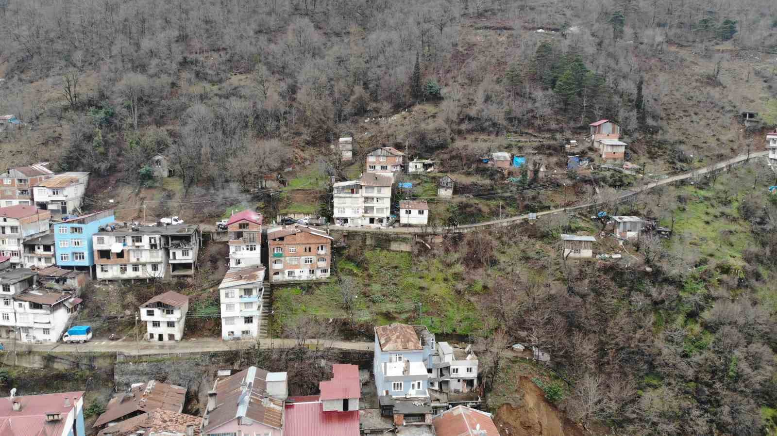 ARTVİN'İN BORÇKA İLÇESİ GÜNDOĞDU MAHALLESİNDE YAŞANAN HEYELAN SONRASI 7 BİNA HASAR GÖRMESİ NEDENİYLE 17 AİLE EVLERİNDEN GEÇİCİ SÜREYLE TAHLİYE EDİLİRKEN, MAHALLE SAKİNLERİ SORUNLARINA KALICI ÇÖZÜM İSTİYOR
