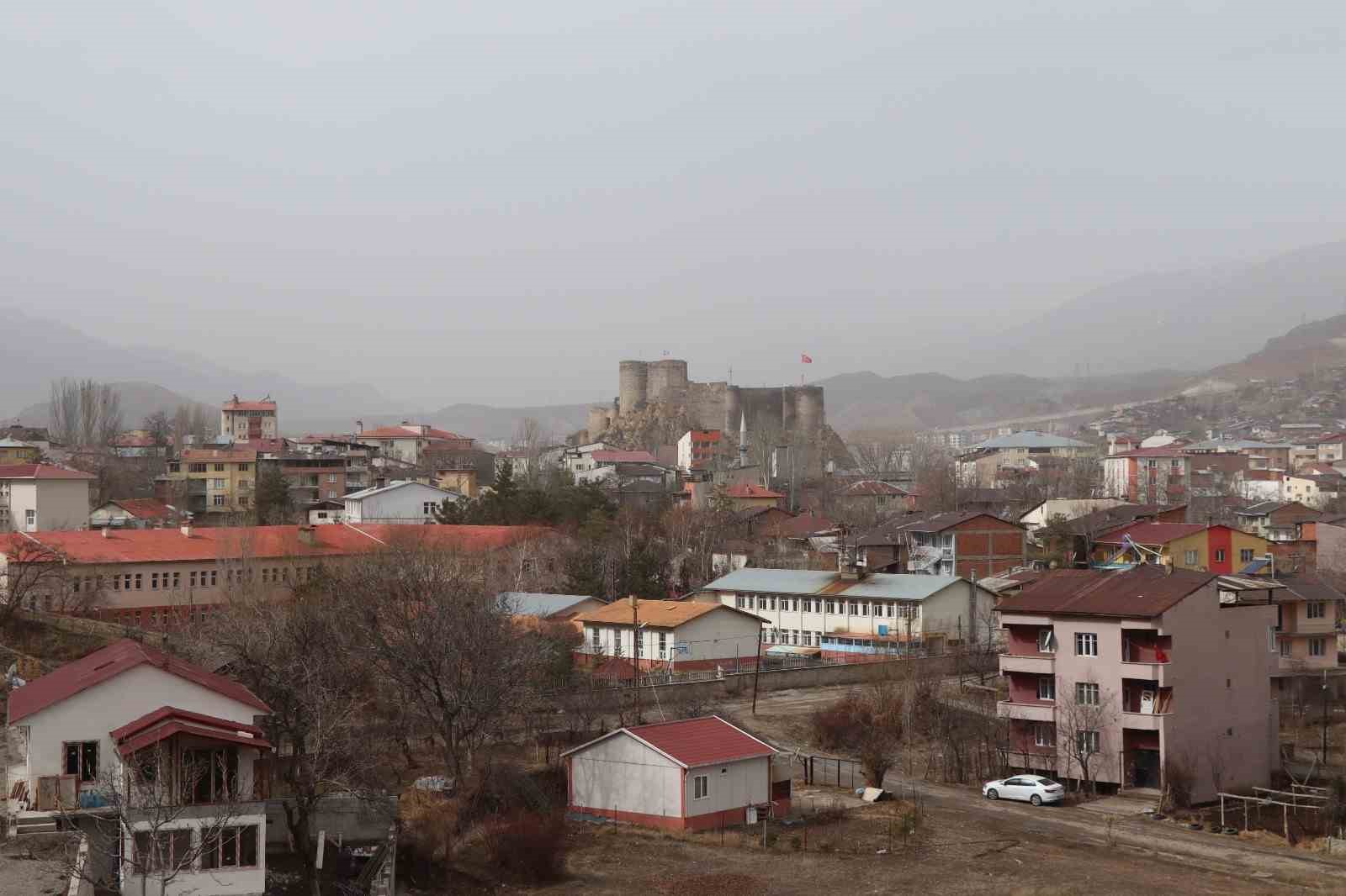 OLTU İLÇESİNDE TOZ TAŞINIMI NEDENİYLE GÖRÜŞ MESAFESİ DÜŞTÜ, KENTİ TOZ BULUTU KAPLADI