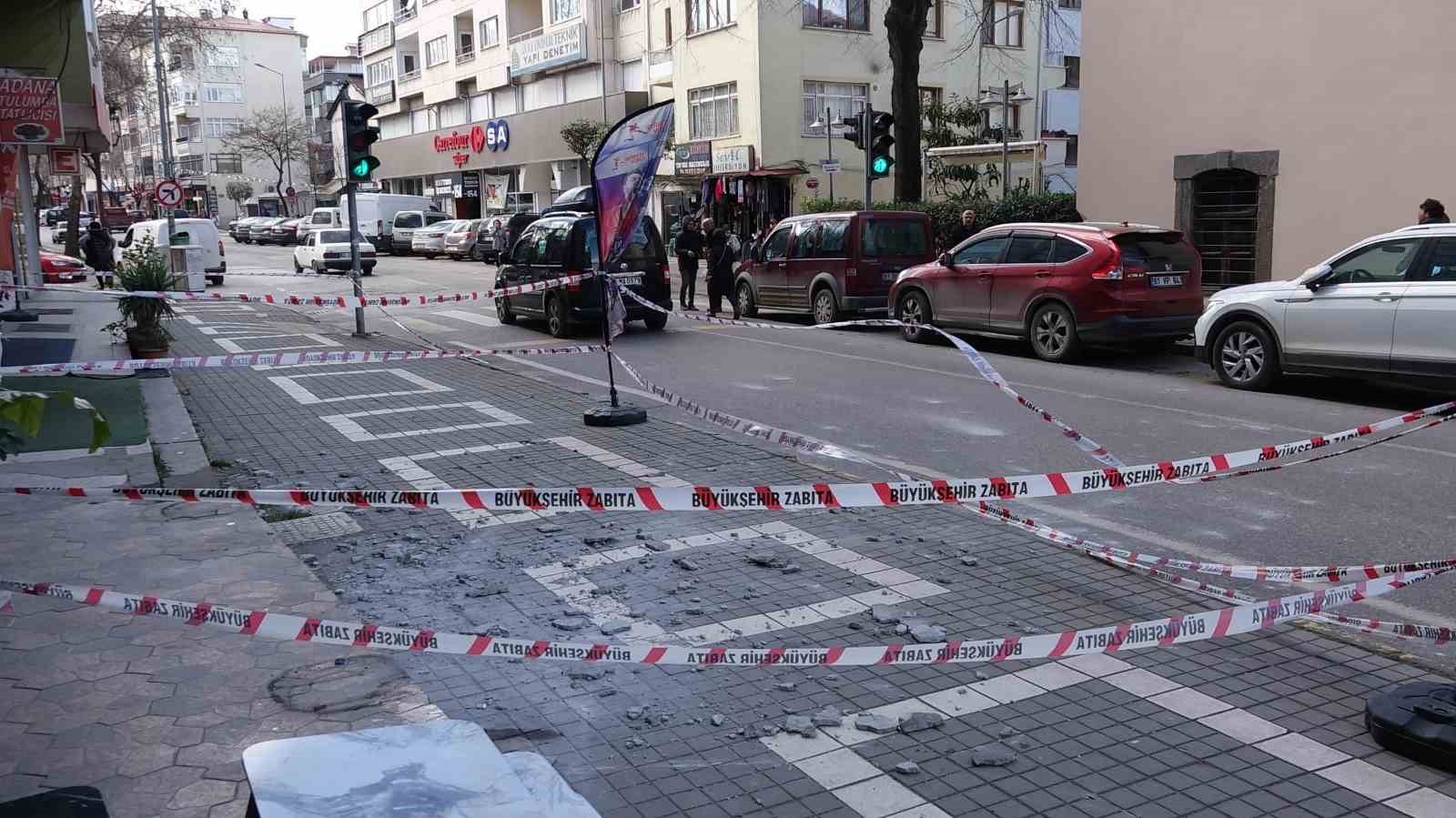 TRABZON'DA SABAH SAATLERİNDEN İTİBAREN ETKİSİNİ GÖSTEREN KUVVETLİ RÜZGAR BİR EVİN ÇATI BÖLÜMÜNDEN KOPAN BETON PARÇALARININ YOLA DÜŞMESİNE NEDEN OLDU