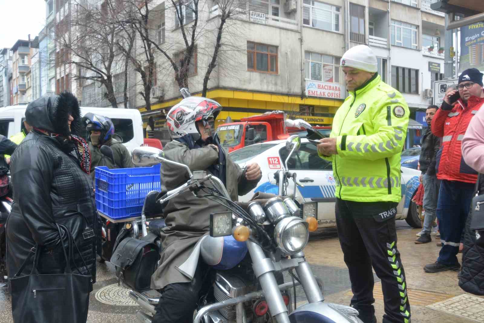 ORDU'NUN ÜNYE İLÇESİNDE POLİS EKİPLERİ TARAFINDAN MOTOSİKLET SÜRÜCÜLERİNE YÖNELİK DENETİM GERÇEKLEŞTİRİLDİ