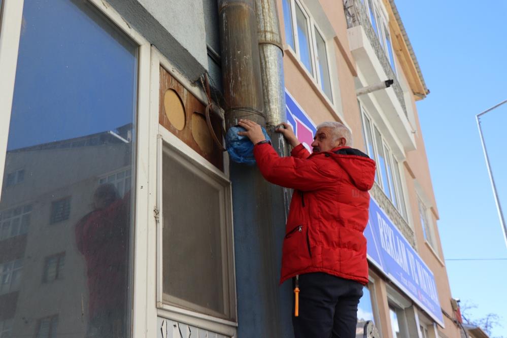 ERZURUM'UN OLTU İLÇESİNDE BACA BORUSUNDA MAHSUR KALAN KARGALAR DUYARLI VATANDAŞLAR TARAFINDAN KURTARILDI