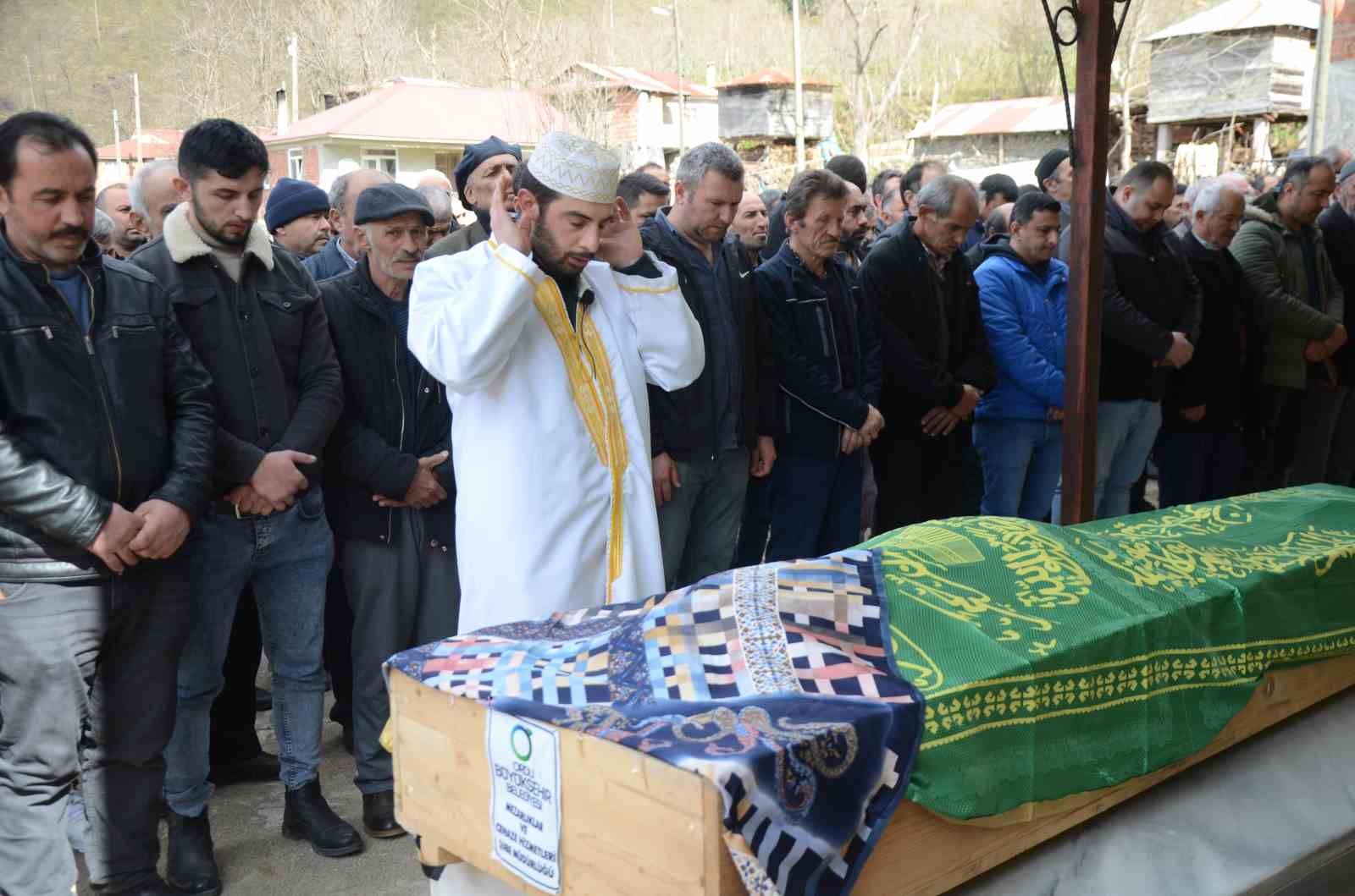 ORDU'DA BOŞANMA AŞAMASINDA OLDUĞU EŞİ TARAFINDAN 10 YERİNDEN BIÇAKLANAN VE KALDIRILDIĞI HASTANEDE HAYATINI KAYBEDEN 4 ÇOCUK ANNESİ KADIN, 8 MART DÜNYA KADINLAR GÜNÜ'NDE SON YOLCULUĞUNA UĞURLANDI
