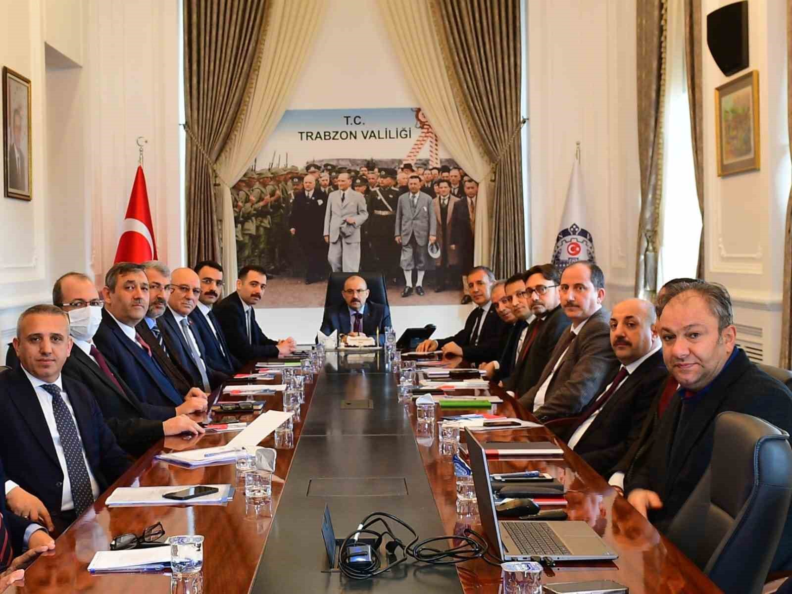 TRABZON VALİSİ İSMAİL USTAOĞLU BAŞKANLIĞINDA DÜZENLENEN TOPLANTIDA DEPREMZEDELERİN İŞ KURMA, İŞ YERİ AÇMA VE KREDİ DESTEKLERİYLE İLGİLİ KONULAR DEĞERLENDİRİLDİ