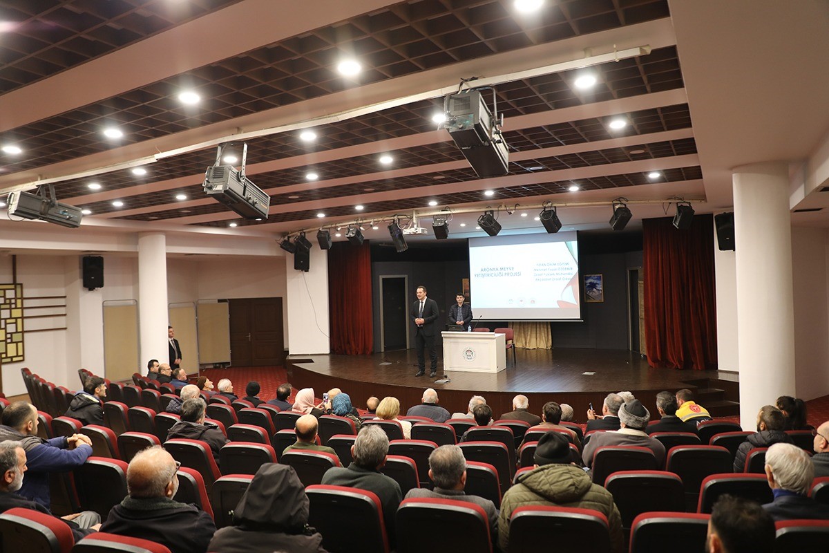 TRABZON'UN AKÇAABAT İLÇESİNDE ARONYA MEYVESİ YETİŞTİRİCİLİĞİ YAPACAK 40 ÇİFTÇİYE FİDELERİN DİKİMİ, BAKIMI VE HASADI KONULARINI KAPSAYAN SEMİNER DÜZENLENDİ