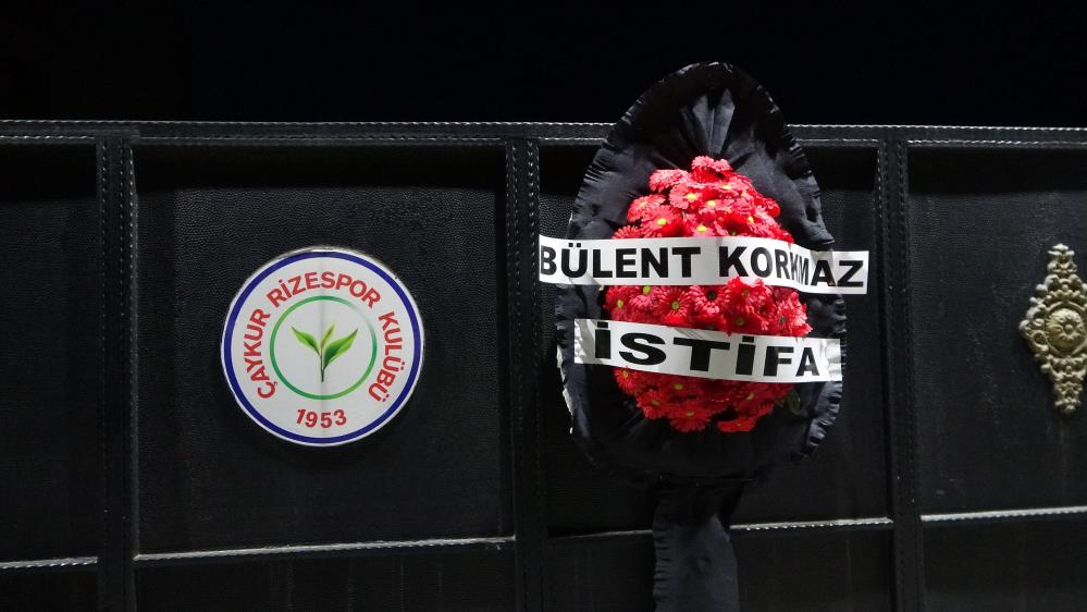 ÇAYKUR RİZESPOR TARAFTAR GRUBU CÜMLE ALEM, KULÜP TESİSLERİNİN ÖNÜNE GELEREK TEKNİK DİREKTÖR BÜLENT KORKMAZ'I İSTİFAYA ÇAĞIRARAK BÜLENT KORKMAZ İSTİFA ÇELENK’İ BIRAKTI