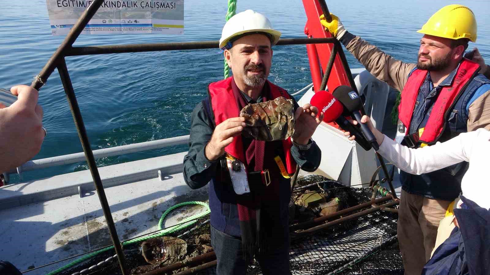 DOÇ. DR. COŞKUN ERÜZ, DENİZE ATILAN HİÇ BİR ŞEYİN YOK OLMADIĞINI BELİRTEREK "ŞU AN ATTIĞIMIZ HİÇBİR ŞEY YOK OLMUYOR, DENİZİN DİBİNE GİDİYOR, BİRİKİYOR VE 2050 YILINDA DÜNYADA DENİZLERDE BALIKTAN ÇOK PLASTİK ATIK OLACAK&