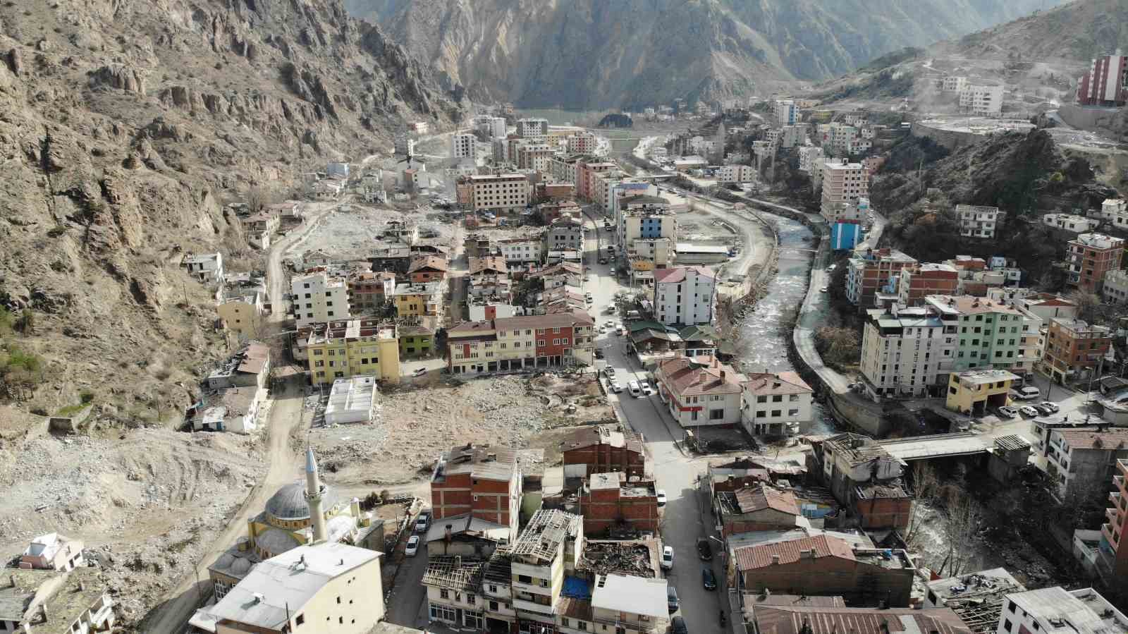 ARTVİN'DE BARAJ SULARI ALTINDA KALACAK OLAN YUSUFELİ İLÇESİNDE YIKIMLAR DEVAM EDİYOR. İLÇENİN YIKIMLAR ÖNCESİ VE SONRAKİ HALİ HAVADAN GÖRÜNTÜLENDİ. AYRINTILAR WWW.CAYTVHABER.COM’DA