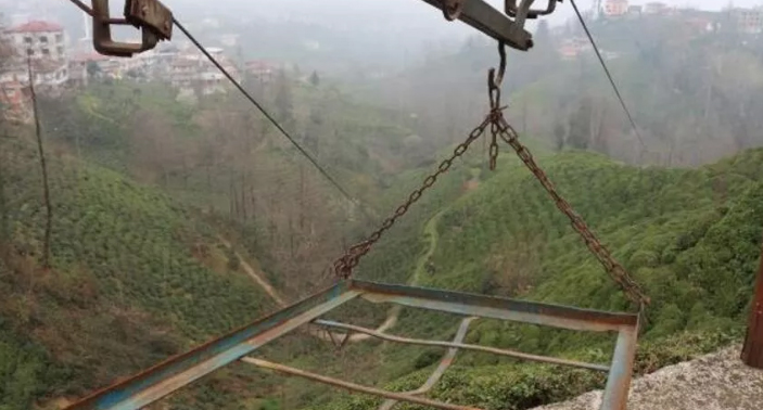 RİZE'NİN GÜNEYSU İLÇESİNDE TARIM ARAZİSİNE İLKEL TELEFERİK KURMAYA ÇALIŞAN 2 KİŞİ ELEKTRİK AKIMINA KAPILARAK AĞIR YARALANDI