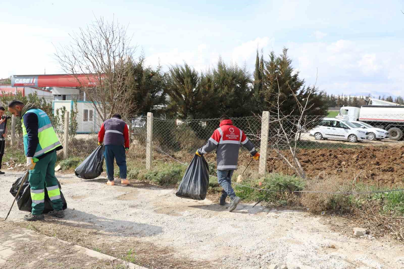 ORDU BÜYÜKŞEHİR BELEDİYESİ, DEPREM BÖLGELERİNDEKİ TEMİZLİK ÇALIŞMALARINI SÜRDÜRÜYOR. BÜYÜKŞEHİR BELEDİYE BAŞKANI DR. MEHMET HİLMİ GÜLER, YARALARI SARMAK ADINA ÇALIŞMALARIN DEVAM ETTİĞİNİ SÖYLEDİ