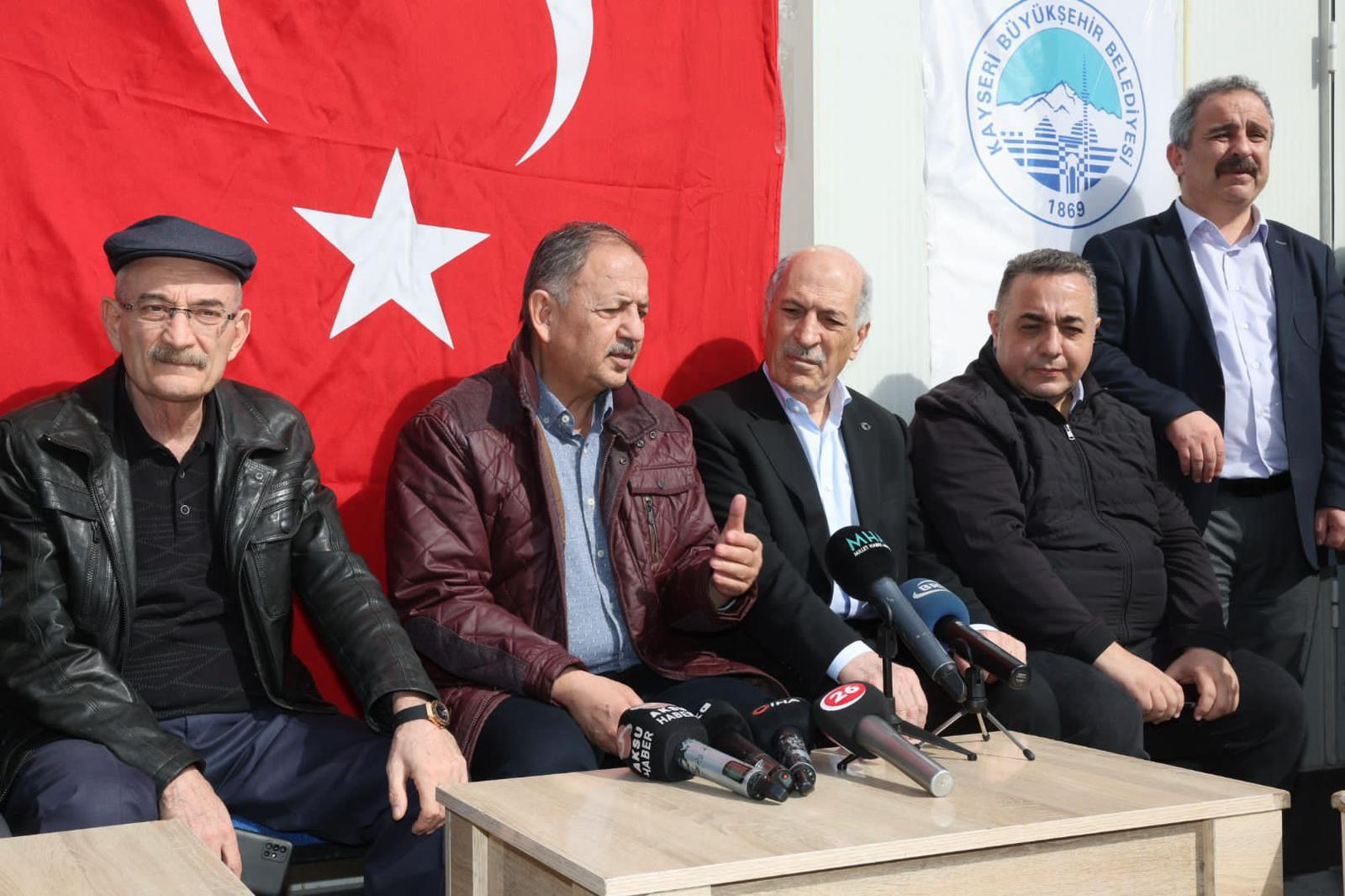 AK PARTİ'Lİ MEHMET ÖZHASEKİ , DEPREM BÖLGESİNDE YAPTIĞI AÇIKLAMADA , KENTSEL DÖNÜŞÜME KARŞI ÇIKILAN TEK BİR BİNA AYAKTA KALMADI DEDİ