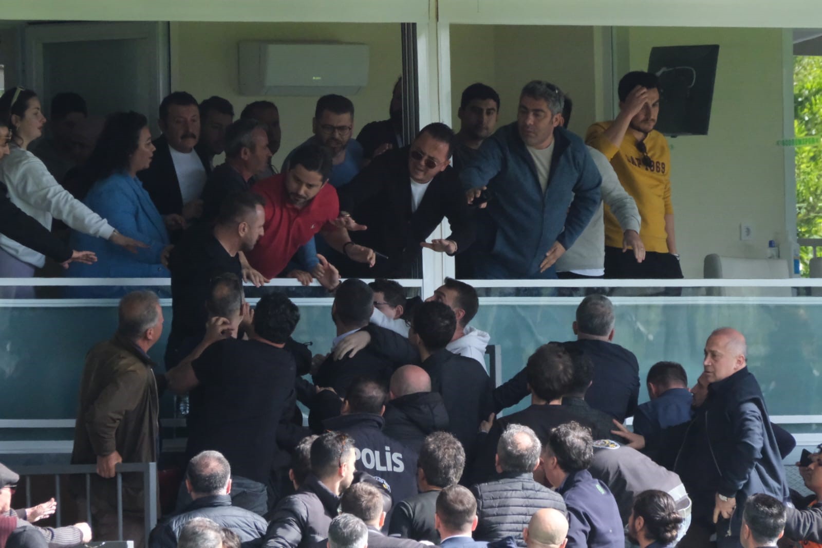 BODRUMSPOR - Ç.RİZESPOR MAÇININ ARDINDAN İKİ EKİBİN YÖNETİCİLERİ ARASINDA ARBEDE YAŞANDI