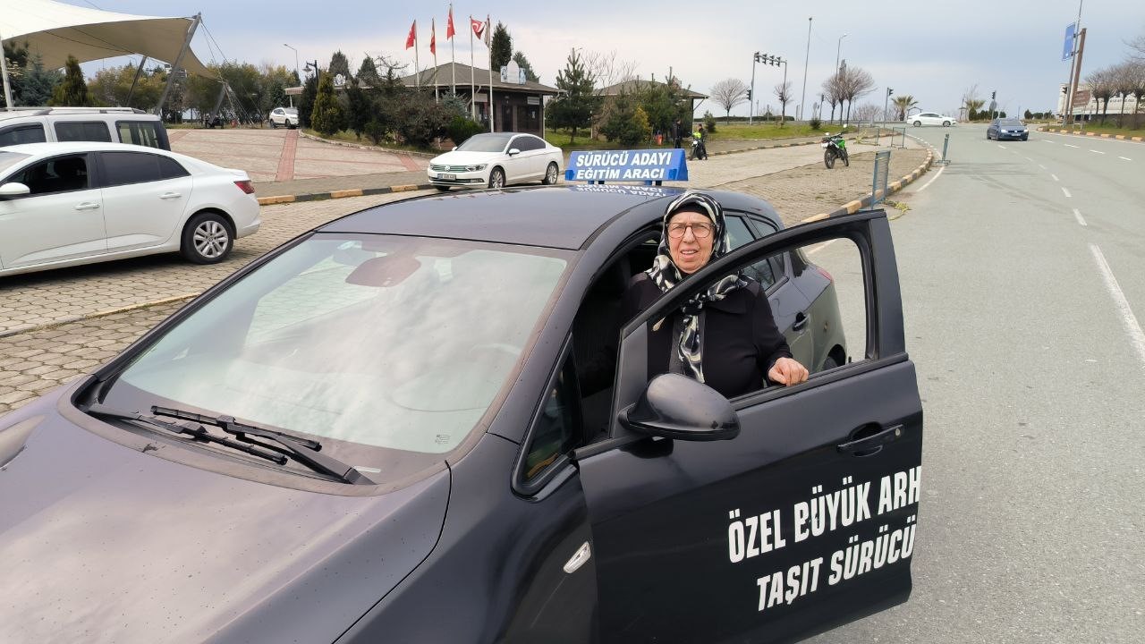 ARTVİN'İN ARHAVİ İLÇESİNDE YAŞAYAN 71 YAŞINDAKİ ULVİYE HEKİMOĞLU, TORUNLARINI GEZDİRMEK İÇİN EHLİYET KURSUNA YAZILDI