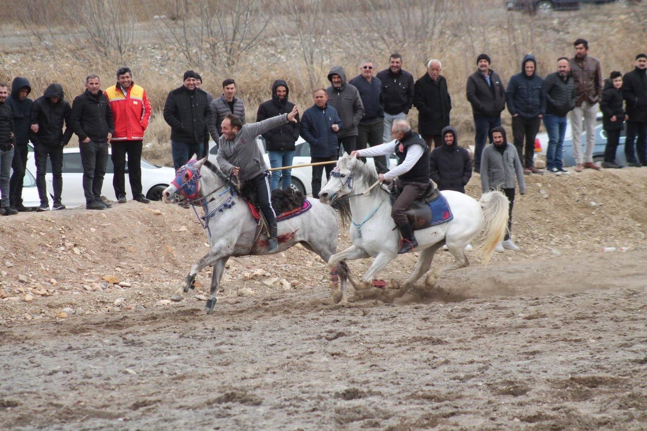 ATA SPORU CİRİT DENİLİNCE AKLA GELEN İKİ İLDEN BAYBURT VE ERZURUM ATLI SPOR KULÜPLERİ, FIRTINALI HAVAYA ALDIRIŞ ETMEDEN ARALARINDA CİRİT MAÇI OYNADILAR