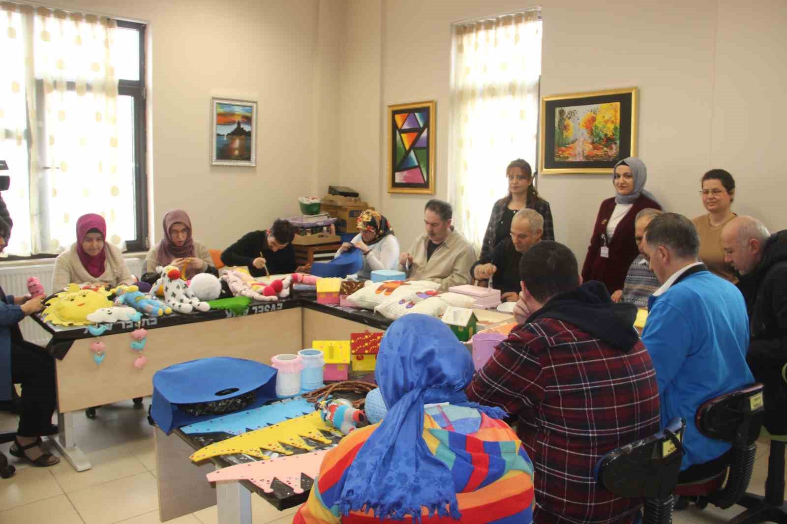 ERZURUM'DA TOPLUM RUH SAĞLIĞI MERKEZİ HASTALARI DEPREMZEDELER İÇİN KENDİ ELLERİYLE OYUNCAK BEBEK, LİF, AHŞAP EV TARZI ÜRÜNLER YAPARAK YARDIM ETTİ