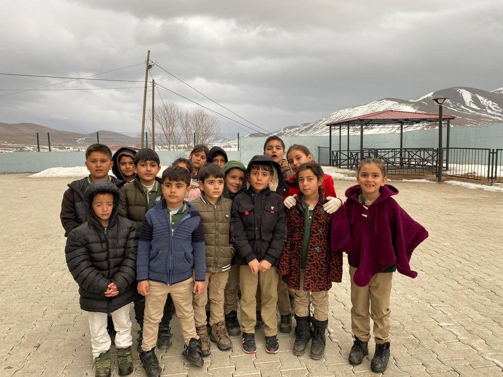 GÖKÇEDERE MAKBULE ÇALIK İLKOKULU 2/B SINIFI ÖĞRENCİLERİ, BAYBURT MİLLİ EĞİTİM MÜDÜRÜ RAHMİ GÜNEY'E SESLENEREK, SUCUK EKMEK İSTEDİLER