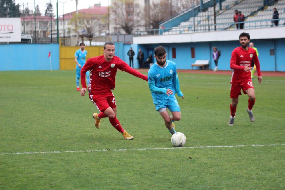 TFF 2. LİG KIRMIZI GRUP 24. HAFTA ERTELEME MAÇINDA PAZARSPOR, EVİNDE KARŞILAŞTIĞI ETİMESGUT BELEDİYESPOR İLE 1-1 BERABERE KALDI
