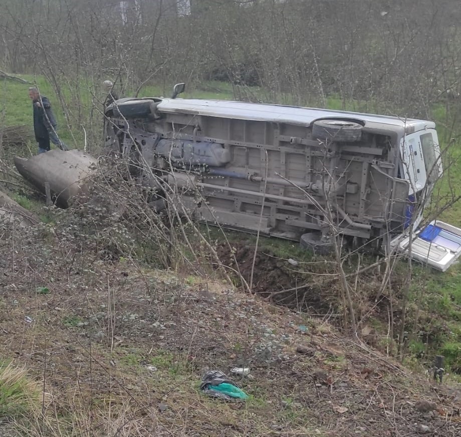 ORDU'NUN ULUBEY İLÇESİNDE ÖĞRENCİ SERVİSİNİN DEVRİLMESİ SONUCU MEYDANA GELEN TRAFİK KAZASINDA 8 ÖĞRENCİ YARALANDI