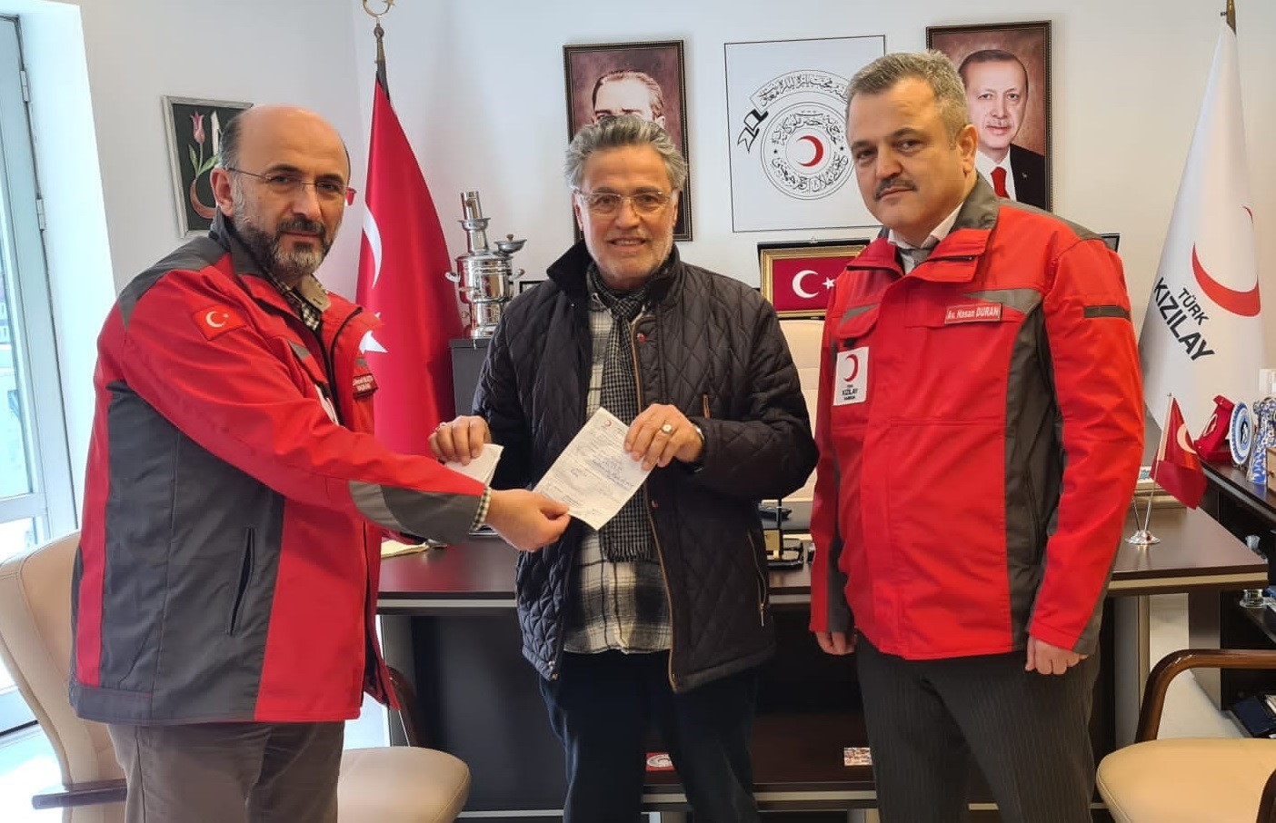 SAMSUN'UN İLKADIM İLÇESİNDE YAŞAYAN BİR ÇİFT, UMRE İÇİN BİRİKTİRDİKLERİ PARALARINI, DEPREMZEDE VE İHTİYAÇ SAHİBİ VATANDAŞLARIN İHTİYAÇLARINDA KULLANMAK ÜZERE TÜRK KIZILAY SAMSUN İL BAŞKANLIĞI'NA BAĞIŞLADI