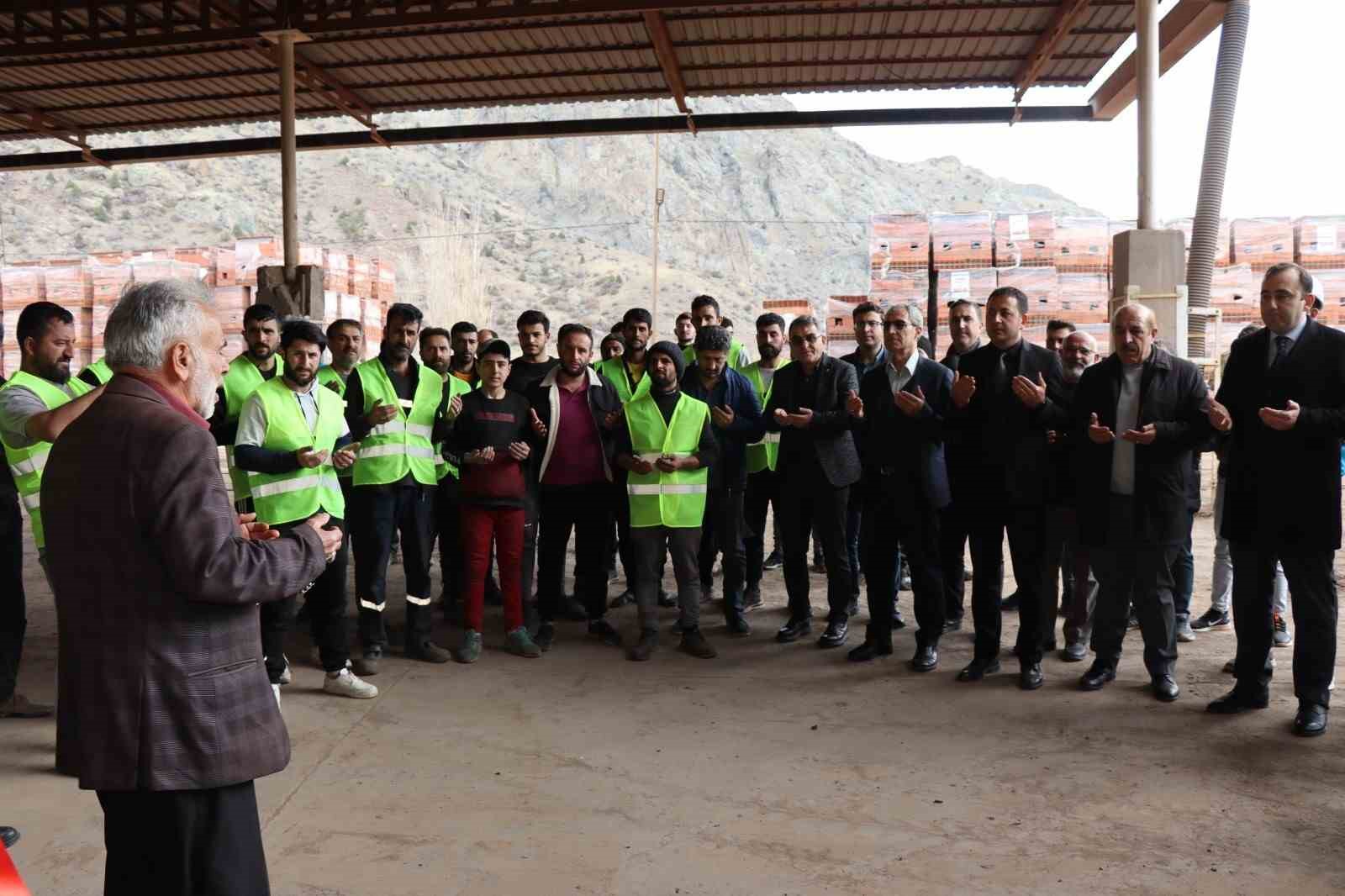 DEPREMZEDE VATANDAŞLARA DESTEK OLMAK AMACIYLA OLTU TUĞLA FABRİKASI 15 GÜN ERKEN ÜRETİME BAŞLADI