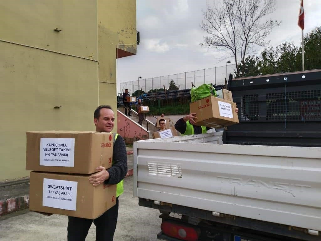 SİNOP GERZE HALK EĞİTİM MERKEZİ MÜDÜRLÜĞÜ ÖĞRETMENLERİ VE KURSİYERLERİ, DEPREMZEDELERE GÖNDERMEK İÇİN 250'ŞER KİLOGRAM EV YAPIMI TARHANA VE ERİŞTE HAZIRLADI