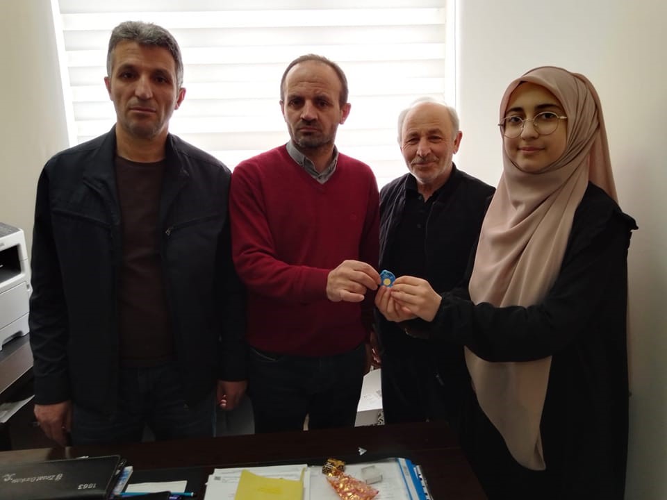 BAYBURT ERDEM BAYAZIT İMAM HATİP ORTAOKULU ÖĞRENCİSİ HAFIZ ZEYNEP SAKA, HAFIZLIK MERASİMİNDE KENDİSİNE HEDİYE EDİLEN ALTINI OKULDA BAŞLATILAN PREFABRİK EV KAMPANYASI İÇİN BAĞIŞLADI
