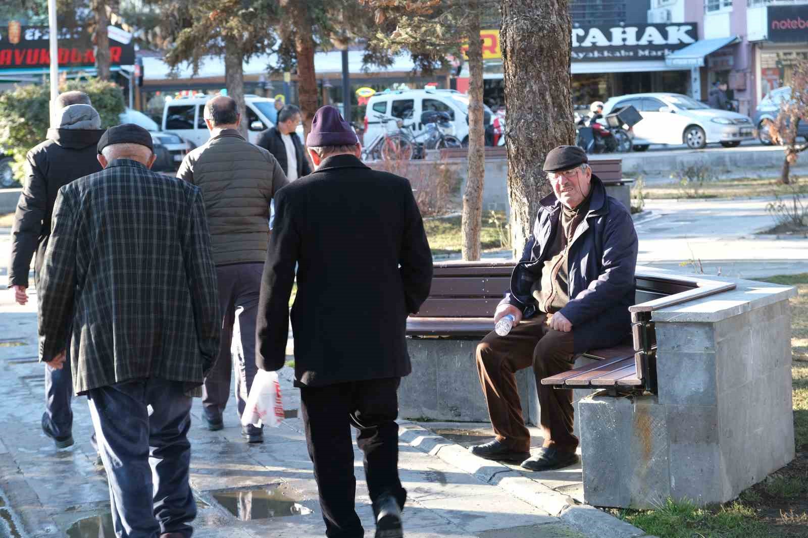 TÜRKİYE'DE YAŞLI NÜFUS 8 MİLYON 451 BİN 669 KİŞİ OLURKEN BAYBURT'TA YAŞLI NÜFUSUN TOPLAM NÜFUS İÇİNDEKİ ORANI YÜZDE 11,9 OLARAK AÇIKLANDI