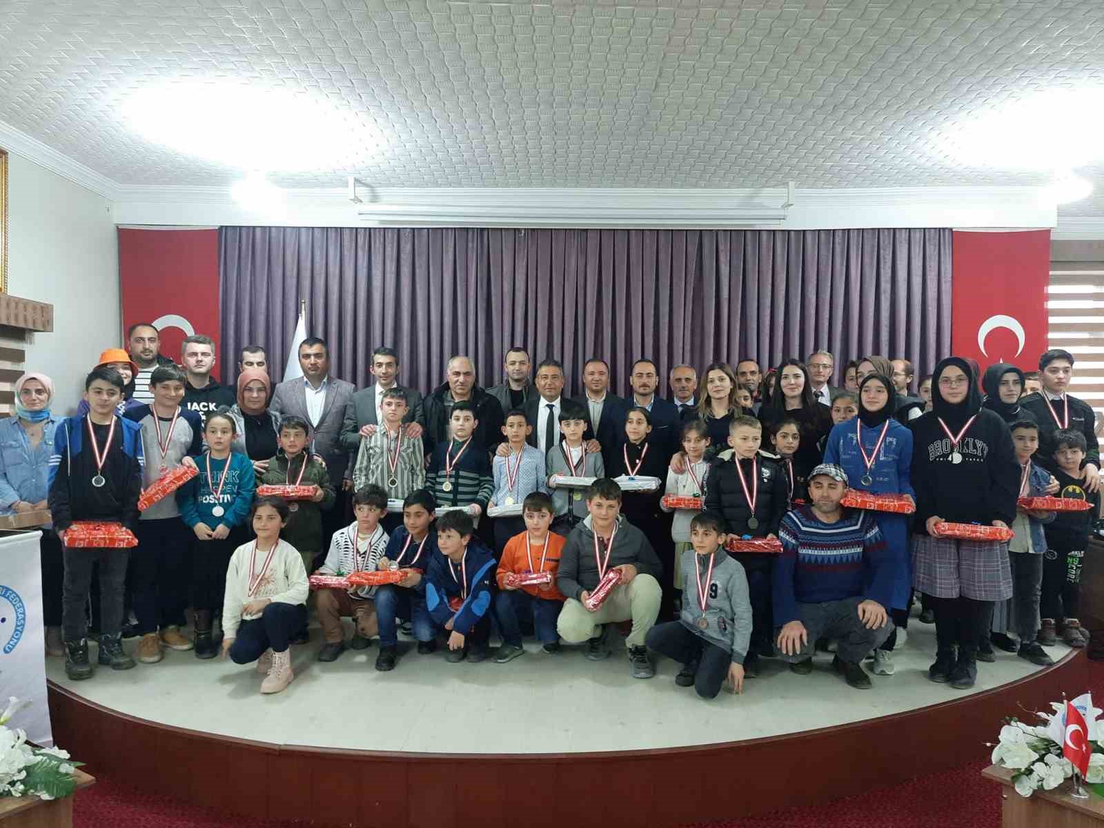 BAYBURT MİLLİ EĞİTİM MÜDÜRLÜĞÜ KOORDİNESİNDE GERÇEKLEŞEN AKIL VE ZEKA OYUNLARI TURNUVASI SONA ERERKEN DERECEYE GİREN ÖĞRENCİLER, DÜZENLENEN TÖRENLE ÖDÜLLERİNE KAVUŞTU
