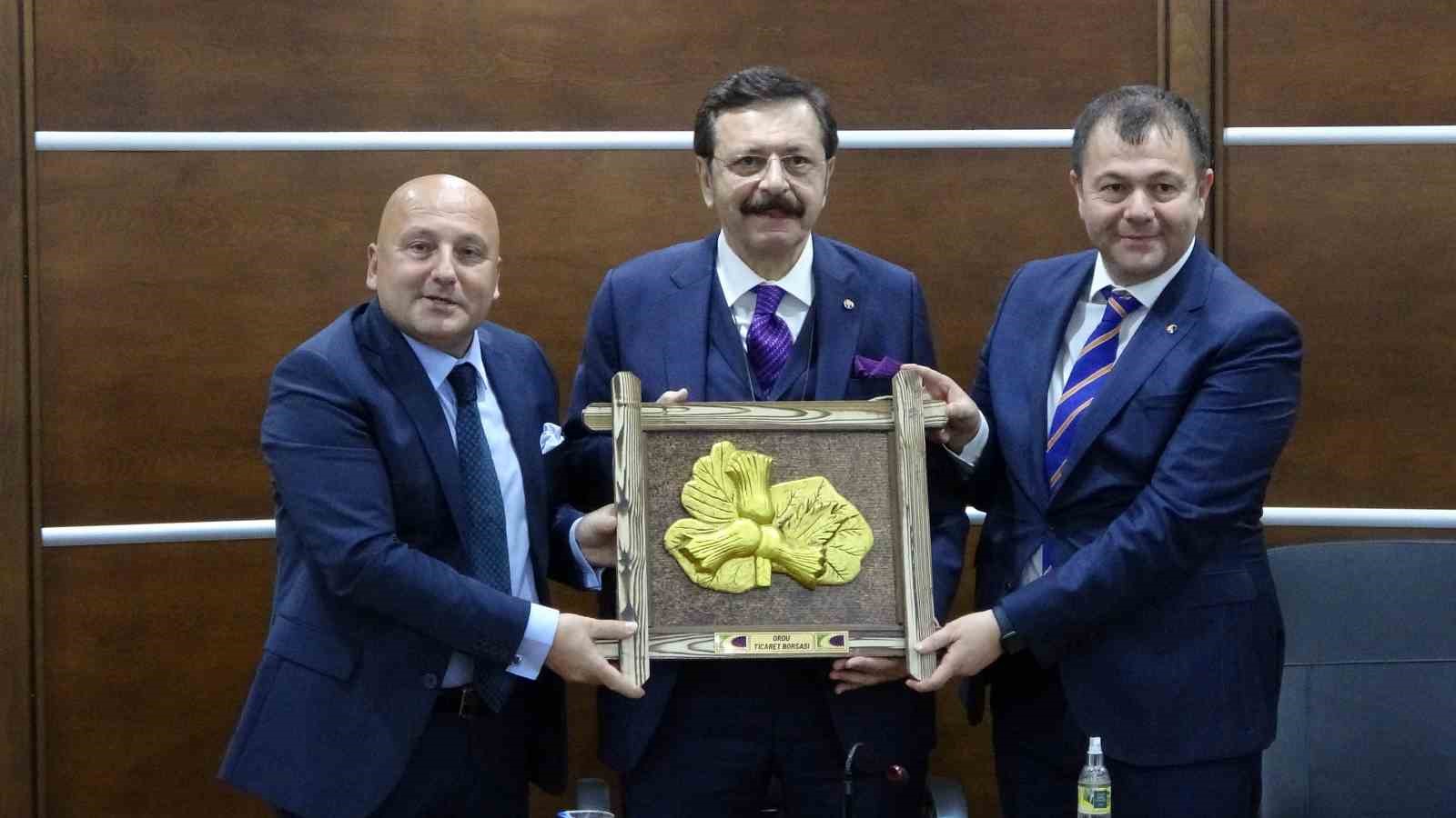 TÜRKİYE ODALAR VE BORSALAR BİRLİĞİ (TOBB) BAŞKANI M. RİFAT HİSARCIKLIOĞLU, DEPREMLERDEN ETKİLENEN BÖLGELERİN EKONOMİSİNİN YENİDEN DÜZELMESİ ADINA TÜM İMKANLARIN KULLANILMASI GEREKTİĞİNİ BELİRTTİ