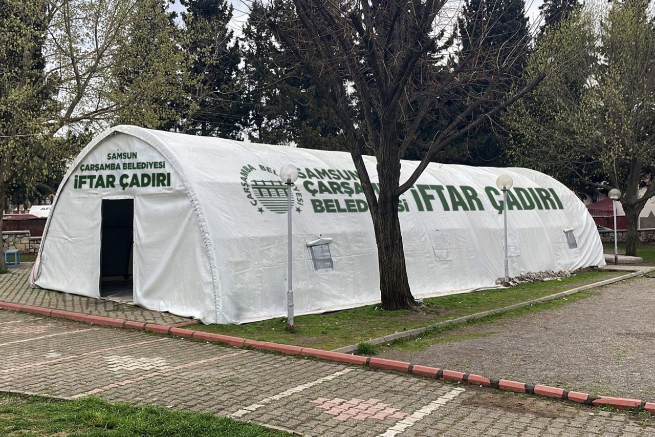 SAMSUN'UN ÇARŞAMBA BELEDİYESİ, DEPREMİN YAŞANDIĞI KAHRAMANMARAŞ'TA İFTAR ÇADIRI KURUYOR. ÇADIRLARDA VATANDAŞLARA İFTAR VE SAHURDA BİN KİŞİLİK YEMEK HAZIRLANACAK