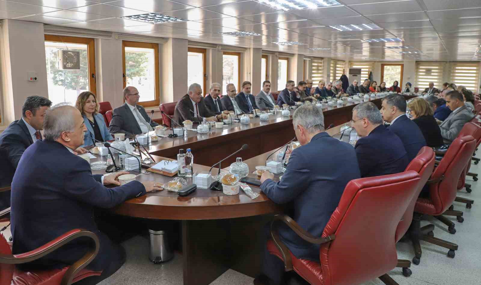 ATATÜRK ÜNİVERSİTESİ REKTÖRÜ PROF. DR. ÖMER ÇOMAKLI BAŞKANLIĞINDA RUTİN TOPLANTILARINA DEVAM EDEN ÜNİVERSİTE SENATOSUNDA, 18 MART ÇANAKKALE ZAFERİ VE ŞEHİTLERİMİZ ANILDI