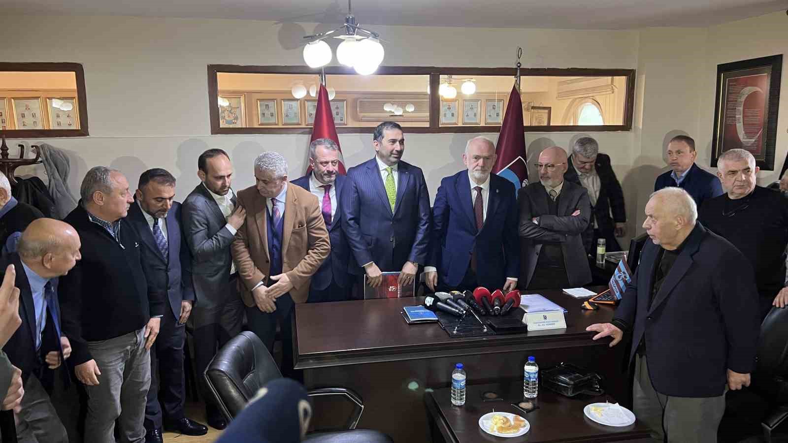 TRABZONSPOR BAŞKAN ADAYI ERTUĞRUL DOĞAN'IN YÖNETİM KURULU LİSTESİ, TRABZONSPOR DİVAN KURULU BAŞKANI ALİ SÜRMEN'E TESLİM EDİLDİ