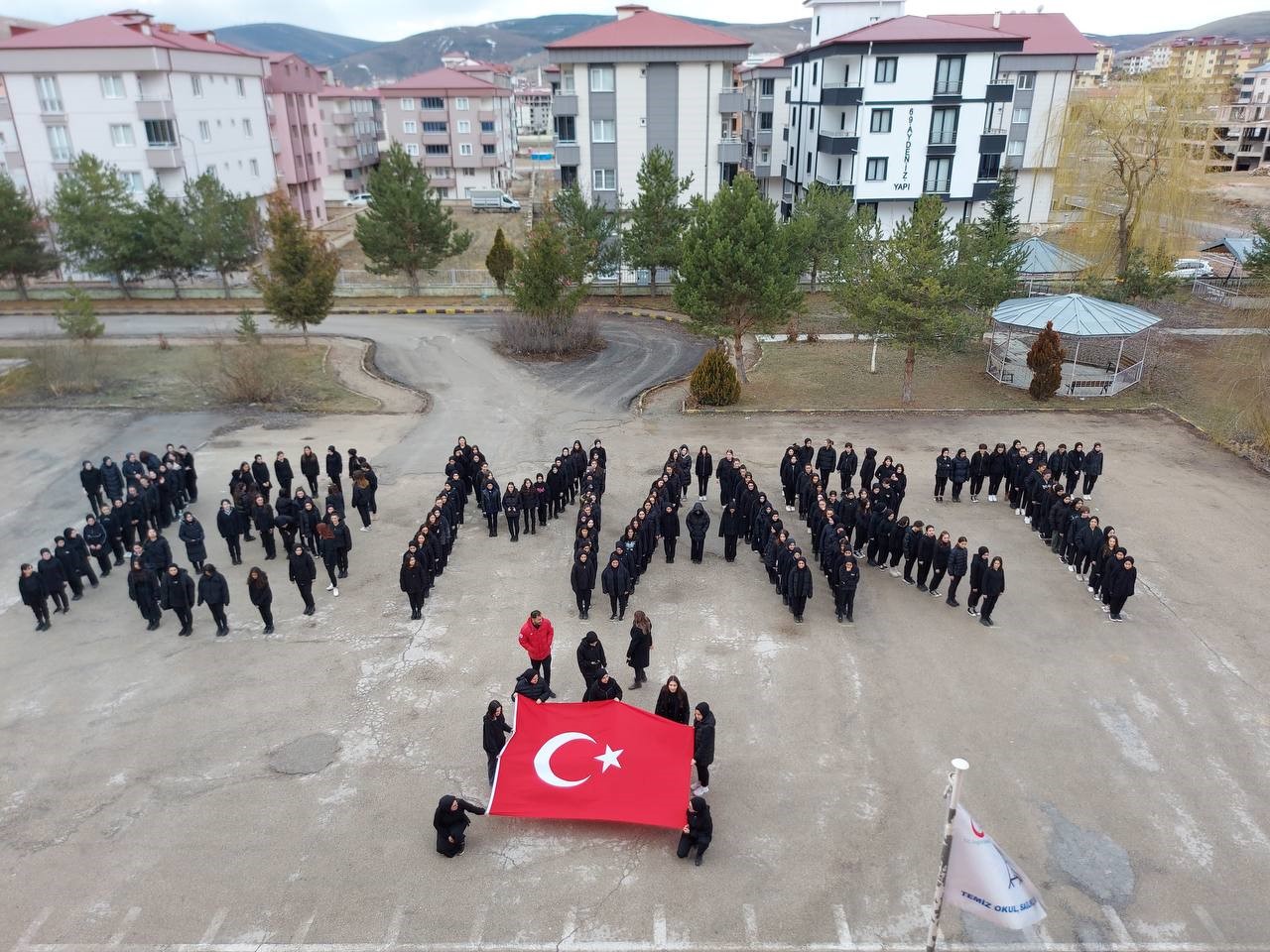 BAYBURT REKABET KURUMU KIZ ANADOLU LİSESİ, 18 MART ÇANAKKALE ZAFERİ'NİN 108. YIL DÖNÜMÜNDE ŞEHİTLER VE KAHRAMANMARAŞ MERKEZLİ DEPREMLER NEDENİYLE HAYATINI KAYBEDEN VATANDAŞLAR ANISINA VİDEO GÖSTERİSİ HAZIRLADI