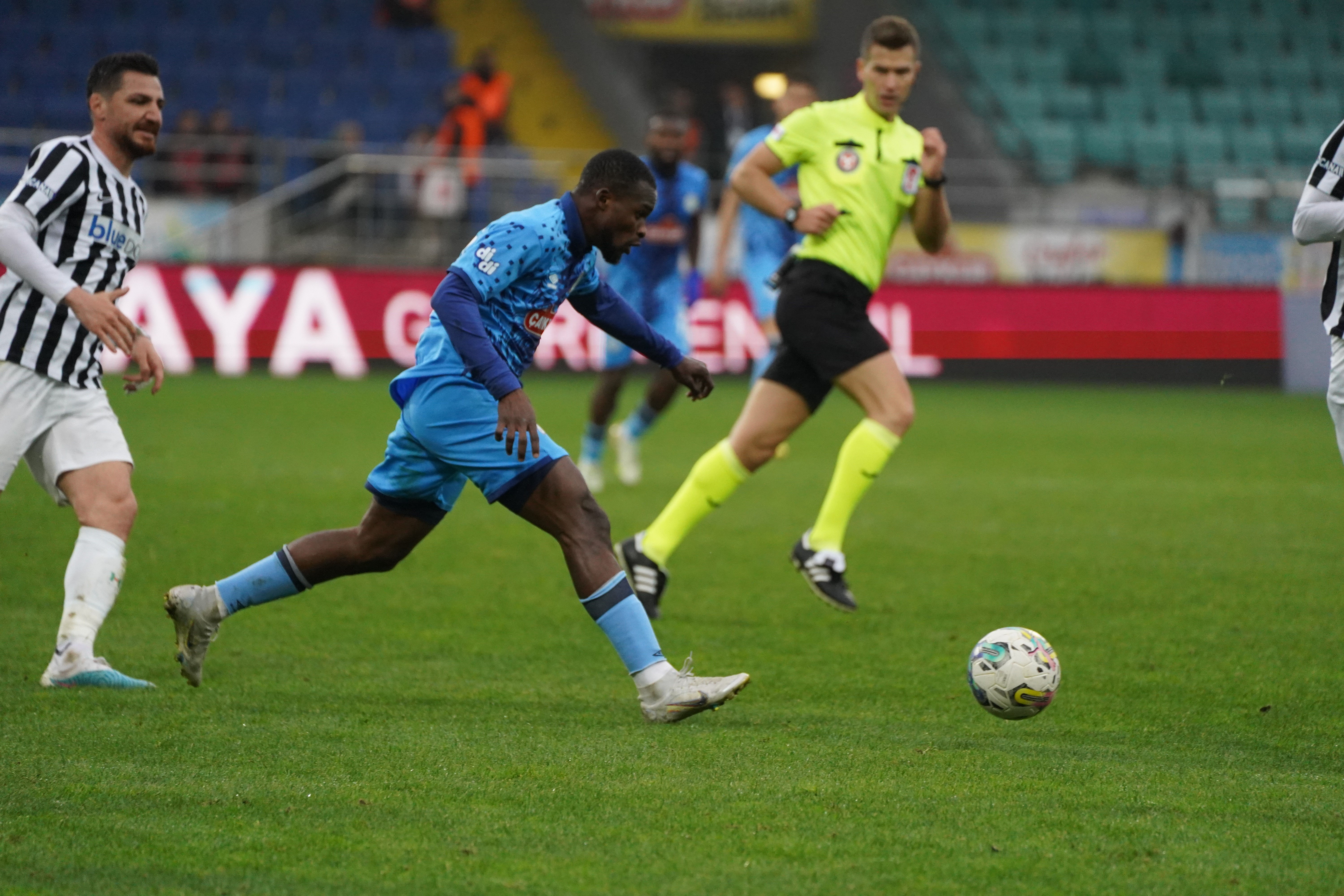 ÇAYKUR RİZESPOR KENDİ SAHASINDA ALTAY'I 3 - 1 YENDİ