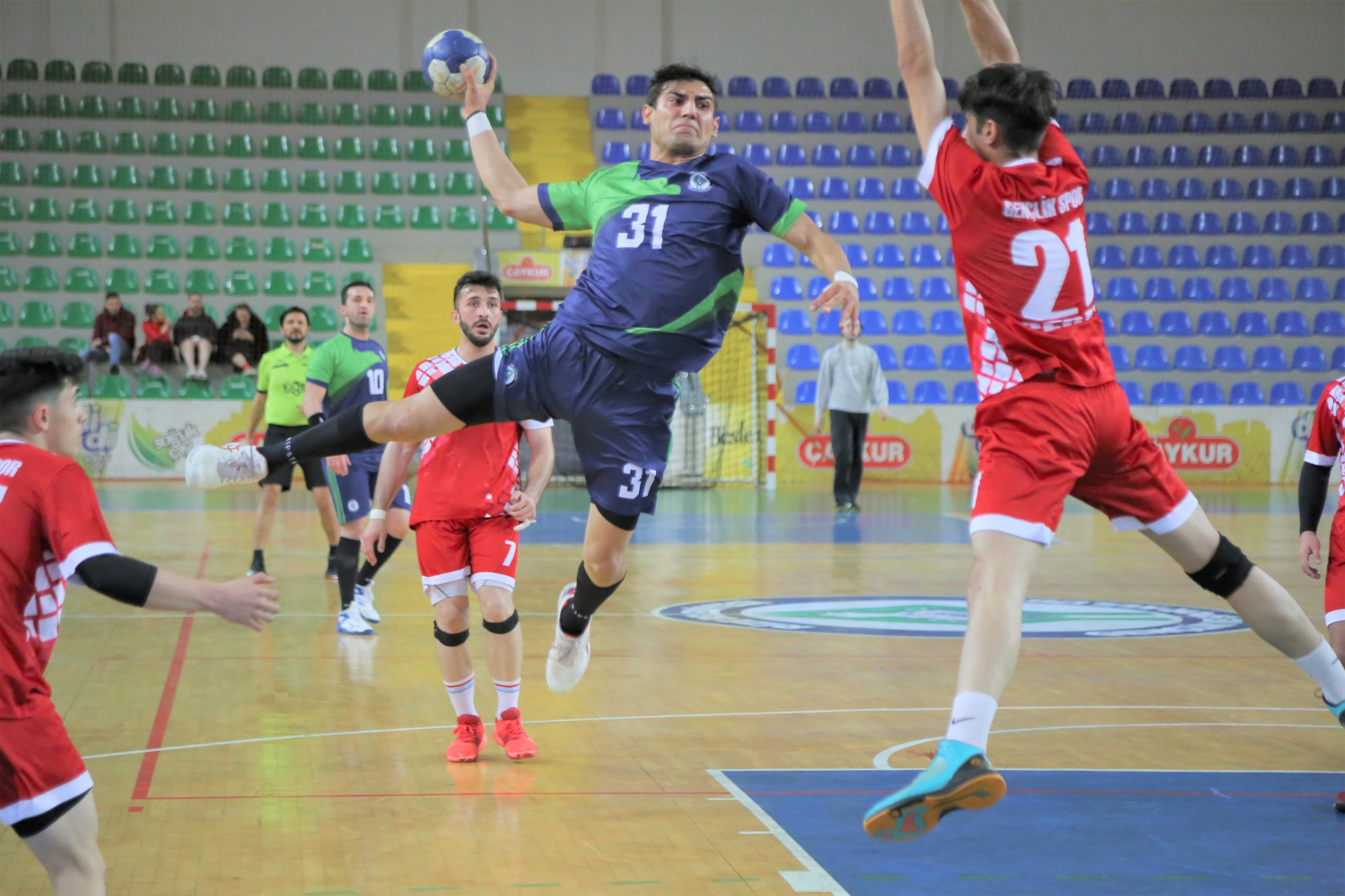 RİZE BELEDİYESPOR HENTBOL TAKIMI 1.LİG'DE EVİNDE OYNADIĞI BEŞİNCİ MAÇINDA SİVAS GENÇLİK VE SPOR KULÜBÜ KARŞISINDA 48 - 29'LUK SKORLA GALİP GELEREK 5'TE 5 YAPTI