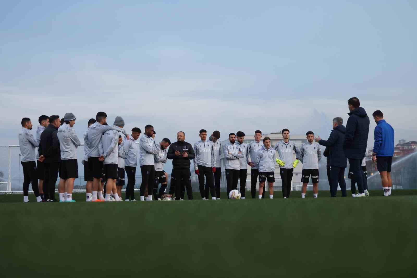 MALİ YAPIDAN SAPMA TRABZONSPOR’U KONGREYE TAŞIDI. TRABZONSPOR, SPOR TOTO SÜPER LİG'DE GERİDE KALAN 24. HAFTADA ÜST ÜSTE AYNI KADROYLA SAHAYA ÇIKAMADI