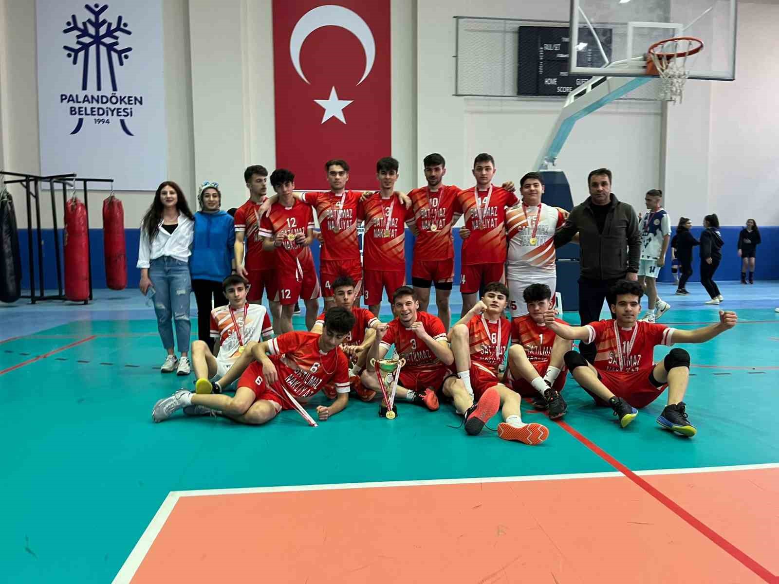 ERZURUM'DA DÜZENLENEN KULÜPLER VOLEYBOL TURNUVASINDA AŞKALE İKİ ŞAMPİYONLUK BİRDEN KAZANDI