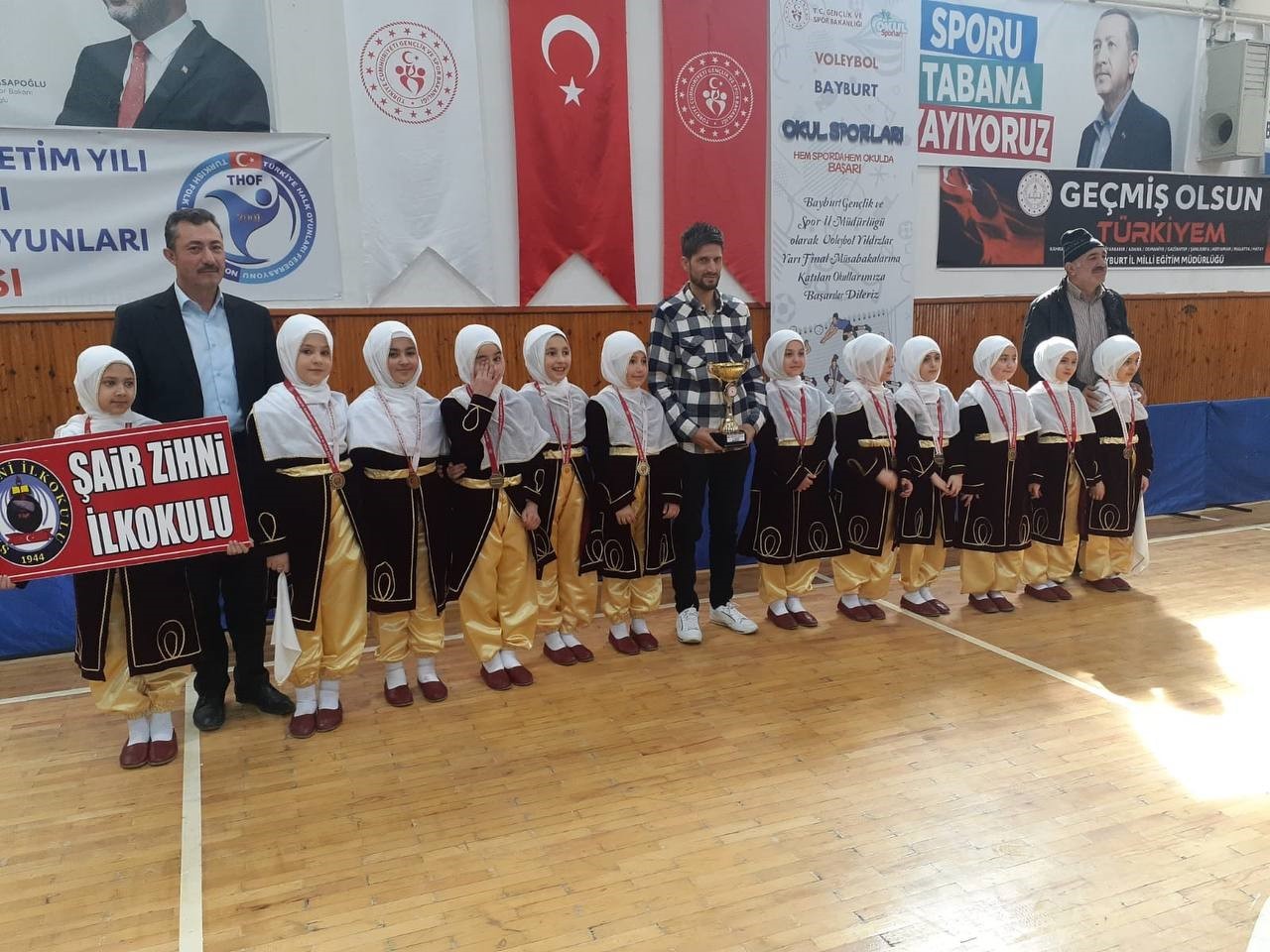 HALK OYUNLARI KÜÇÜKLER KATEGORİSİNDE ŞAİR ZİHNİ İLKOKULU BAYBURT İL BİRİNCİSİ OLDU
