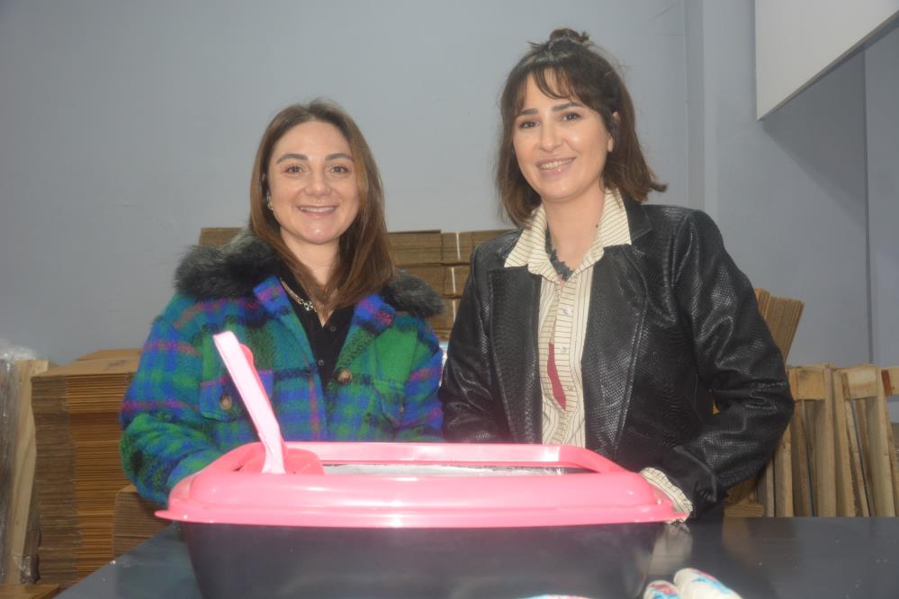 ORDU'NUN ÜNYE İLÇESİNDE YAŞAYAN 38 YAŞINDAKİ AHSEN SOYDAN VE 40 YAŞINDAKİ ESRA GERÇEKER, KURDUKLARI UFAK TESİSTE ÜRETTİKLERİ KEDİ KUMUNU MARKALAŞTIRARAK DÜNYAYA AÇILDI