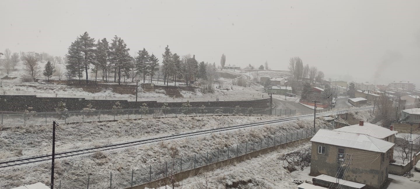 ERZURUM'UN AŞKALE İLÇESİNDE DÜN AKŞAM SAATLERİNDEN İTİBAREN ETKİLİ OLAN KAR YAĞIŞI İLÇE MERKEZİNİ BEYAZA BÜRÜDÜ