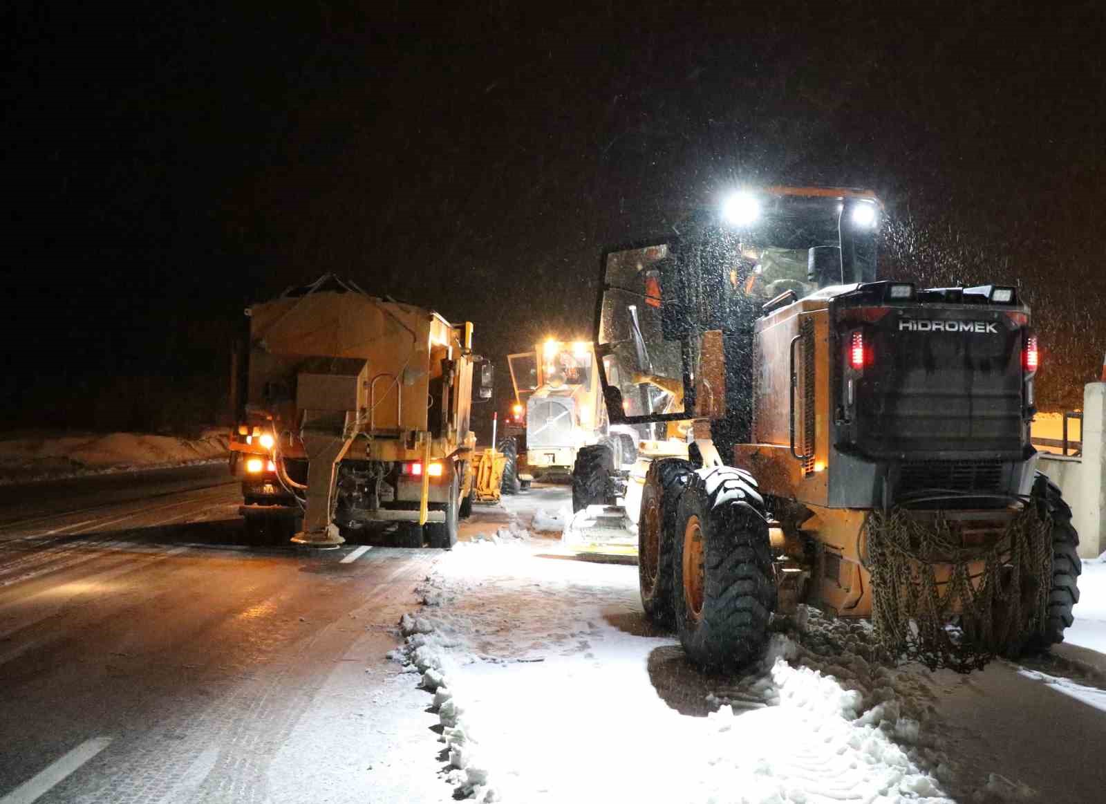 MART AYININ SONLARINA DOĞRU BAYBURT-ERZURUM KARA YOLU ÜZERİNDE BULUNAN 2409 RAKIMLI KOP DAĞI GEÇİDİNDE KAR YAĞIŞI VE TİPİ ETKİLİ OLDU. KARDAN KAPANAN YOL EKİPLERİN YOĞUN ÇALIŞMASI SONUCU ULAŞIMA AÇILDI