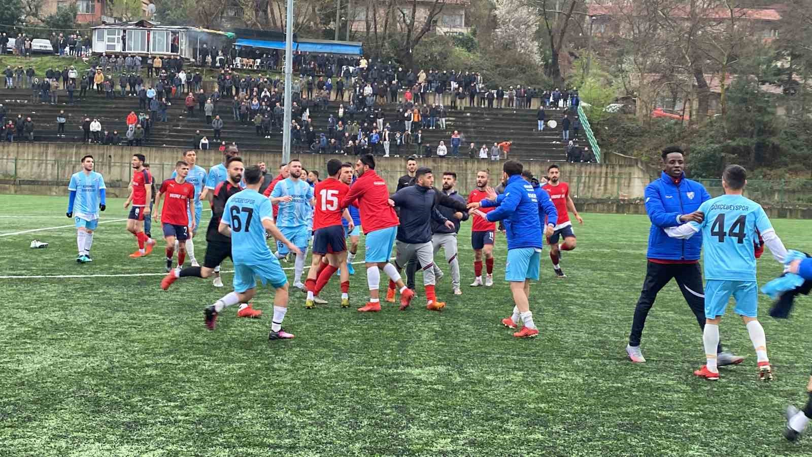 ZONGULDAK'TA OYNANAN BEYCUMA CEZAEVİSPOR İLE GÖKÇEBEYSPOR, AMATÖR LİG MAÇINDA SAHA KARIŞTI. OLAYLARDA GÖKÇEBEYSPOR KALECİ ANTRENÖRÜ ERSİN AYDEMİR YARALANARAK, HASTANEYE KALDIRILDI