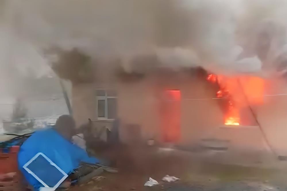 SAMSUN'DA BİR CAMİDE GÖREV YAPAN İMAMIN KALDIĞI LOJMANDA YANGIN ÇIKTI. LOJMAN ALEV ALEV YANARKEN, SAMSUN BÜYÜKŞEHİR BELEDİYESİ İTFAİYE DAİRE BAŞKANLIĞI EKİPLERİ YANGINA MÜDAHALE EDEREK SÖNDÜRDÜ