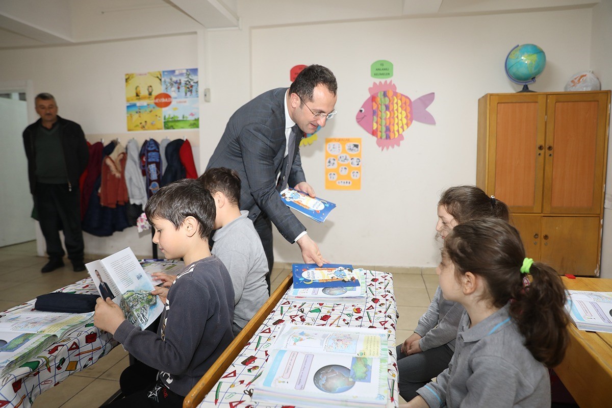 TRABZON'UN AKÇAABAT BELEDİYE BAŞKANI OSMAN NURİ EKİM, İLKOKUL ÖĞRENCİLERİNE RAMAZAN AYI'NA ÖZEL HAZIRLANAN EĞİTİCİ VE ÖĞRETİCİ "RAMAZAN GÜNLÜĞÜM" ADLI KİTABI HEDİYE ETTİ