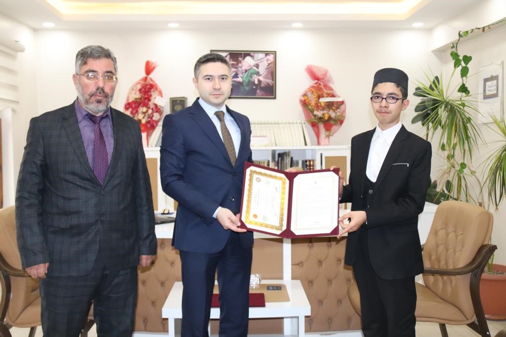 PASİNLER İLÇE MÜFTÜLÜĞÜ MERKEZ ERKEK KUR'AN KURSUNDA HAFIZLIĞINI TAMAMLAYAN ÖĞRENCİLERE "HAFIZLIK BELGESİ" VERİLDİ