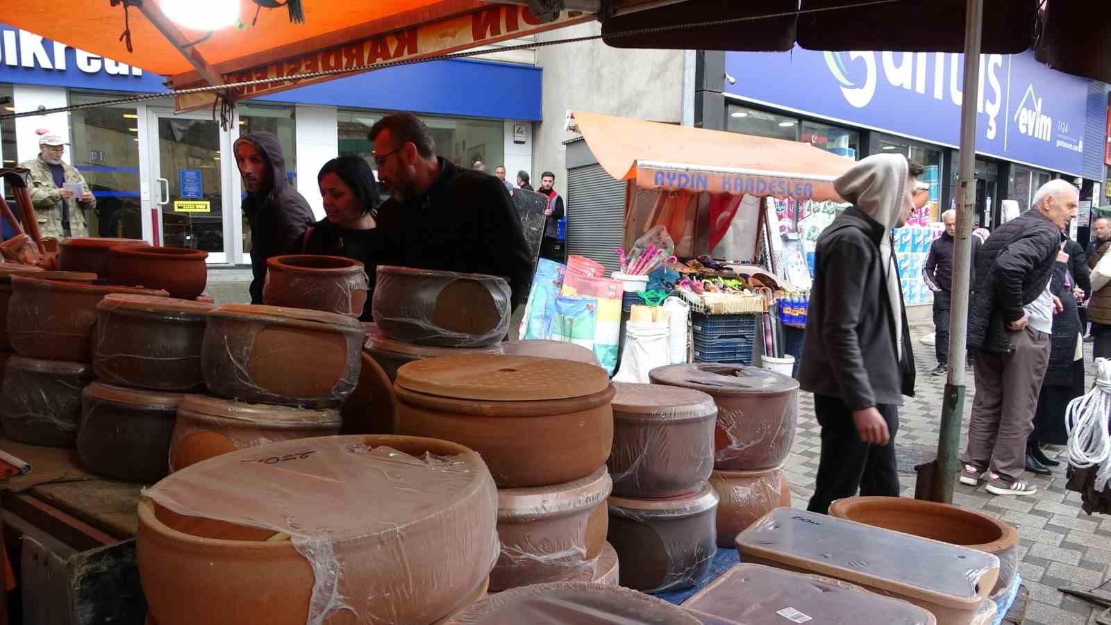 RAMAZAN TELAŞI BAŞLADI, GÜVECE RAĞBET ARTTI. RAMAZAN'A ÇOK AZ BİR SÜRE KALA TRABZON'DA TEZGAHLARDA YERİNİ ALAN GÜVEÇLERE BUGÜNLERDE İLGİ ARTMAYA BAŞLADI